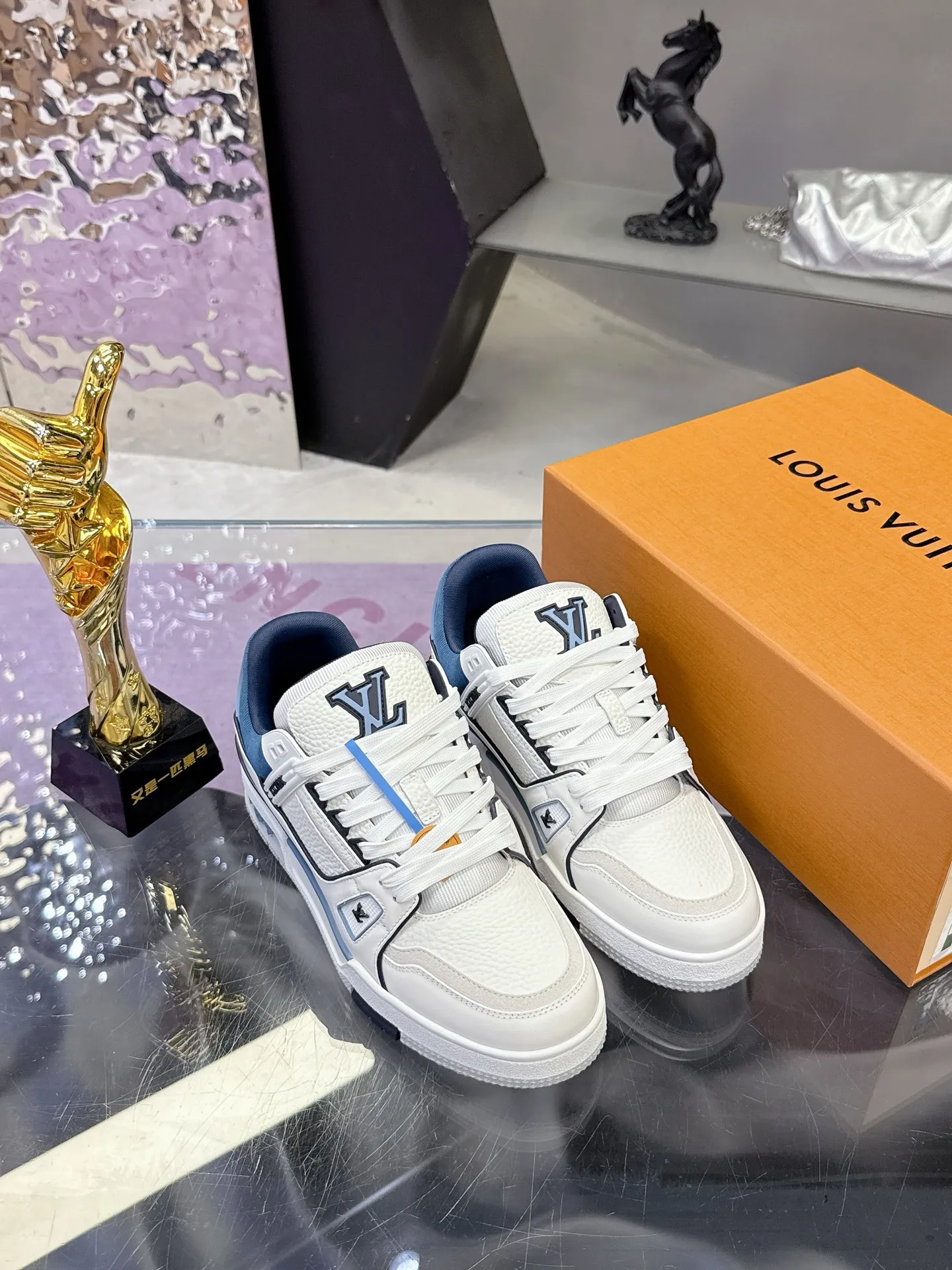 Factory price: 760💰 (latest color) This LV Trainer sneaker is made of grained cow leather, and uses vibrant colors to pay tribute to Virgil Abloh’s original classic inspired by retro basketball shoes. The upper is embellished with rubber LV letters and Vuitton logo, and the outsole is decorated with Monogram flowers. Exquisite packaging at the delivery counter🛍📦 ▪️Fabrics: Original customized first-layer cowhide ▪️Inner lining: Original customized breathable mesh lining ▪️Outsole: Original molded two-color TPU combination outsole ▪️Sole thickness: 3CM ▪️Size: Women's 35-40 Men's 38-46